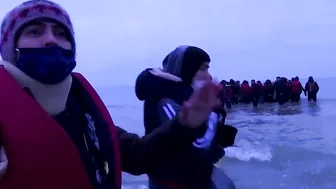 Migrants leave for England from a French beach