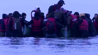 Migrants leave for England from a French beach