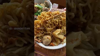 SEMANGKOK MIE AYAM CUMAN 23 RIBU ANTRI BANGET INSTAGRAM @ANGKYTAN