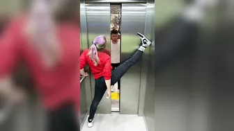 Oh MY GOT????BUILDER ATTACKED GIRL in the elevator????/КАЧОК ПРИСТАЕТ К ДЕВУШКЕ В ЛИФТЕ