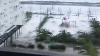 Mini tsunami hit Russia! Terrible high waves destroyed the Sochi beach.