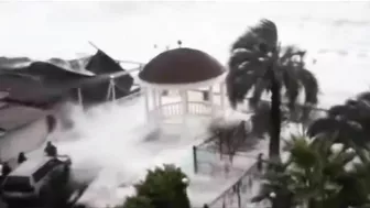 Mini tsunami hit Russia! Terrible high waves destroyed the Sochi beach.