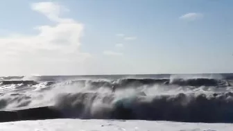 Mini tsunami hit Russia! Terrible high waves destroyed the Sochi beach.