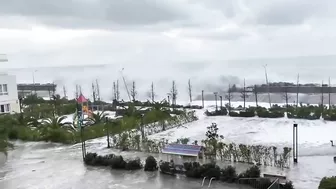 Mini tsunami hit Russia! Terrible high waves destroyed the Sochi beach.