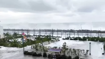 Mini tsunami hit Russia! Terrible high waves destroyed the Sochi beach.