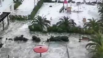 Mini tsunami hit Russia! Terrible high waves destroyed the Sochi beach.