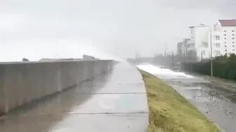 Mini tsunami hit Russia! Terrible high waves destroyed the Sochi beach.