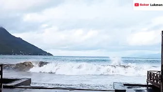 News, Gelombang Besar Hantam Wisata Sulamadaha Beach, Masyarakat Panik Pindahkan Gajebo