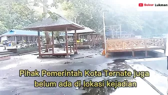 News, Gelombang Besar Hantam Wisata Sulamadaha Beach, Masyarakat Panik Pindahkan Gajebo