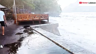 News, Gelombang Besar Hantam Wisata Sulamadaha Beach, Masyarakat Panik Pindahkan Gajebo