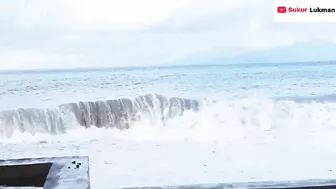 News, Gelombang Besar Hantam Wisata Sulamadaha Beach, Masyarakat Panik Pindahkan Gajebo