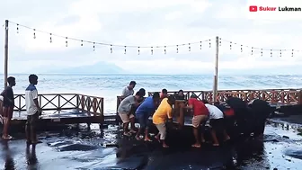 News, Gelombang Besar Hantam Wisata Sulamadaha Beach, Masyarakat Panik Pindahkan Gajebo