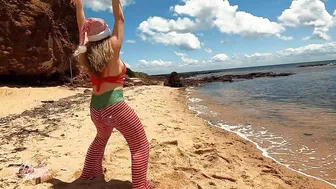 Mean Girls Twerk - Jingle Bell Rock by DHQ Kris Moskov from AussieTwerk