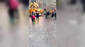 Monte auf dem Bremer Weihnachtsmarkt!???????? MontanaBlack Instagram Story