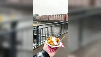 Monte auf dem Bremer Weihnachtsmarkt!???????? MontanaBlack Instagram Story