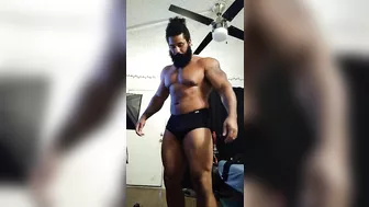 Top Ranks OnlyFans Bodybuilder Flexing