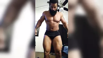 Top Ranks OnlyFans Bodybuilder Flexing