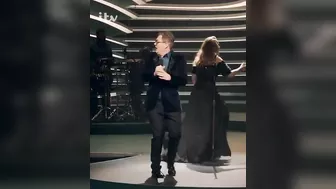 ADELE IS SURPRISED BY HER SCHOOL ENGLISH TEACHER AND CRIES WHEN SEEING HER ????