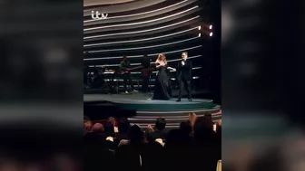 ADELE IS SURPRISED BY HER SCHOOL ENGLISH TEACHER AND CRIES WHEN SEEING HER ????