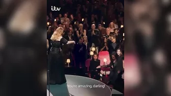 ADELE IS SURPRISED BY HER SCHOOL ENGLISH TEACHER AND CRIES WHEN SEEING HER ????