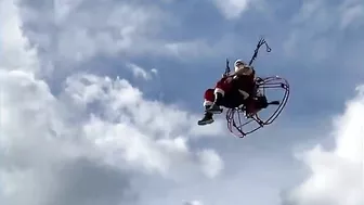 Santa visits Florida beach with powered parachute l GMA