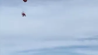 Santa visits Florida beach with powered parachute l GMA