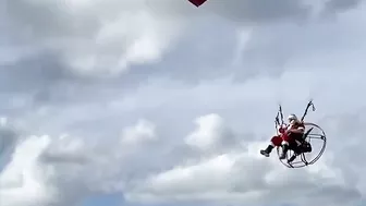 Santa visits Florida beach with powered parachute l GMA