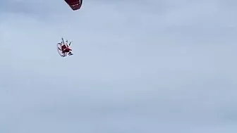 Santa visits Florida beach with powered parachute l GMA