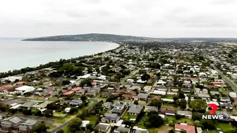 Lingering threat of interstate travel restrictions making a Victorian holiday more expensive | 7NEWS