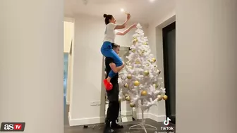 Marta y Reguilón enloquecen a TikTok con este vídeo colgando la estrella del árbol