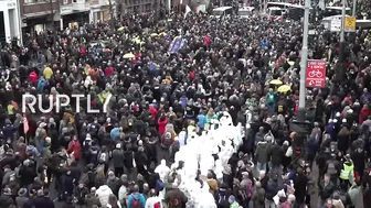 Netherlands: Scuffles erupt at banned Amsterdam demo against COVID restrix, lockdown extension