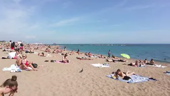 ???????? Barcelona - Spain · 4K · Barceloneta Beach Walk during Midday ☀️????️