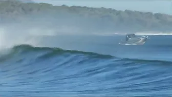 Noosa Main Beach and Bar. Monday morning, January 3, 2022.