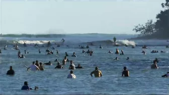 Noosa Main Beach and Bar. Monday morning, January 3, 2022.