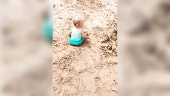 Super Funny Babies On The Beach || Kudo Hilarious