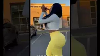 Ebony cheeks bounce and twerk while walking