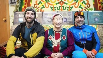 Tourists from Italy travel around Oymyakon on bicycles