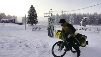 Tourists from Italy travel around Oymyakon on bicycles