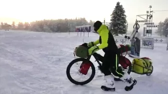 Tourists from Italy travel around Oymyakon on bicycles