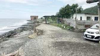 Are the beaches NORTH of Esmeraldas worth a look?  UNKNOWN beach in Ecuador looks like the Caribbean