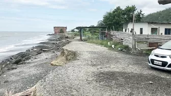 Are the beaches NORTH of Esmeraldas worth a look?  UNKNOWN beach in Ecuador looks like the Caribbean