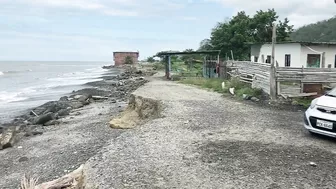 Are the beaches NORTH of Esmeraldas worth a look?  UNKNOWN beach in Ecuador looks like the Caribbean