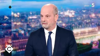 Anna Cabana anime un débat sur J.M. Blanquer sans annoncer leur relation - C à Vous - 19/01/2022