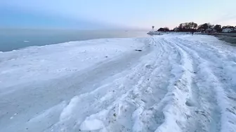 My first time to see a Frozen beach ???? #winterindenmark #frozenbeach #winterseason #shortvideo #dk