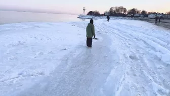 My first time to see a Frozen beach ???? #winterindenmark #frozenbeach #winterseason #shortvideo #dk