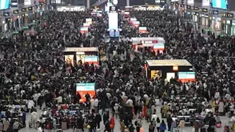 Crowds throng Shanghai train station during Chinese New Year travel rush | AFP