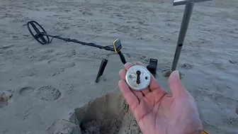 metal detecting beach 2022