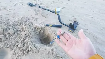 metal detecting beach 2022