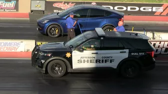 Tesla vs Police car - drag racing