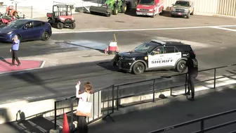 Tesla vs Police car - drag racing